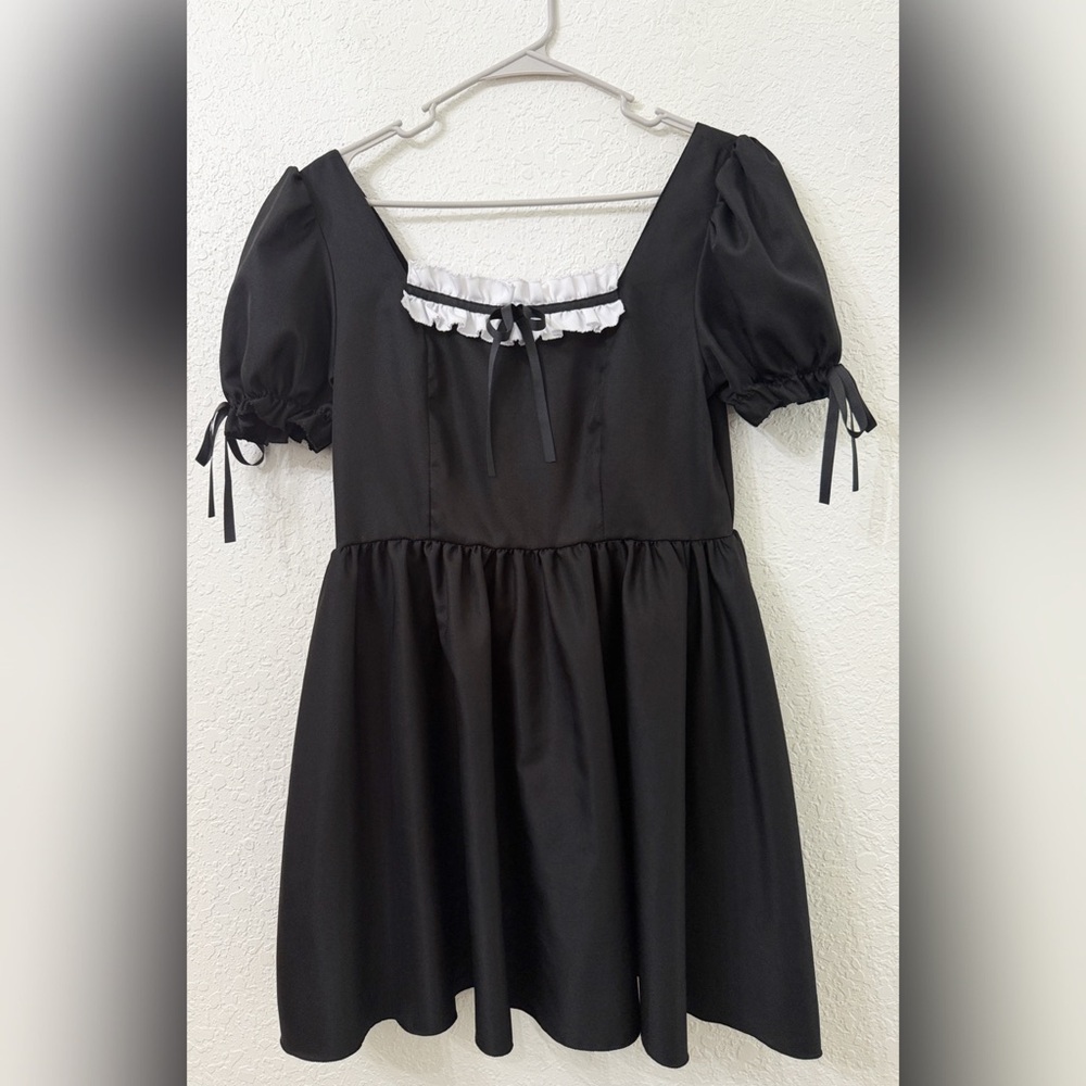 Sexy Elegant Maid Black Dress with Puff Sleeves and White Accents